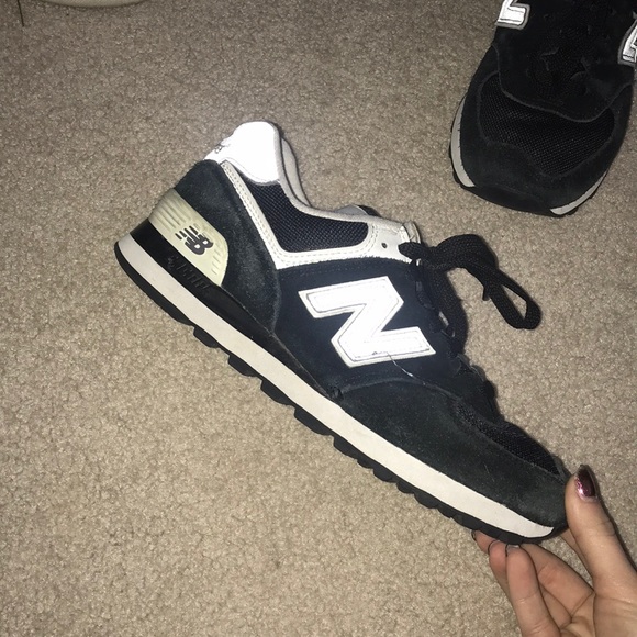 New balance tennis shoes - Picture 2 of 6